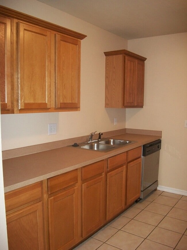 Building Photo - 3 Bed 2 Bath 2 Car Garage in College Park ...