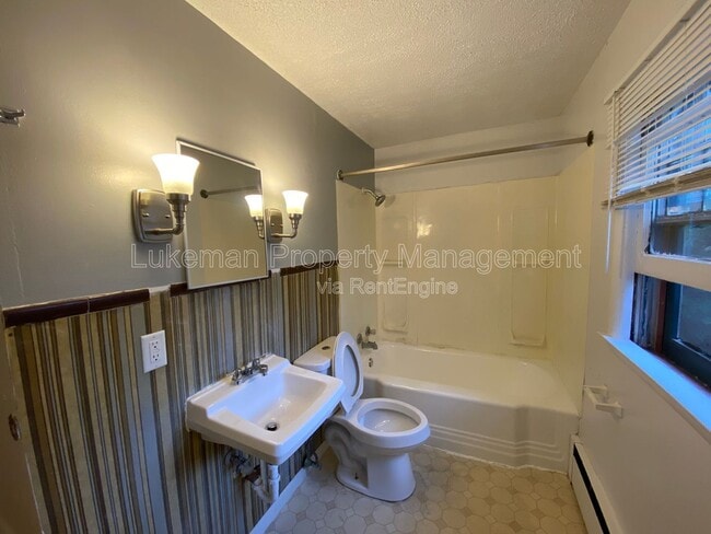 Building Photo - 513 Village St