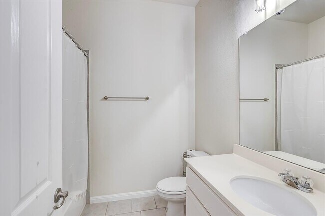 Building Photo - 923 Kingston Pl