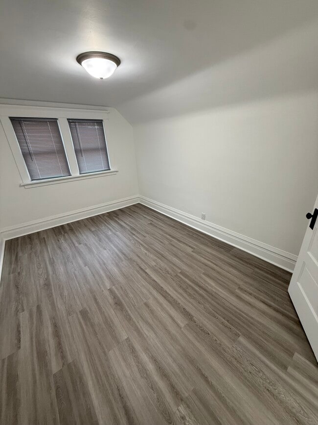 Building Photo - 705 SW 2nd Ave