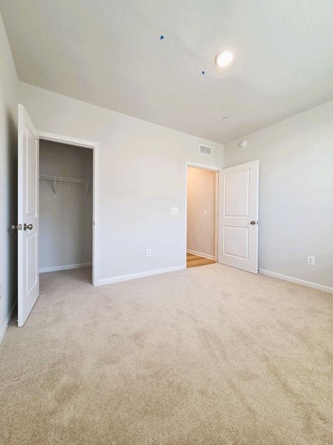 Building Photo - Newer ground level condo in Coalfield Station located in highly desireable Midlothian.