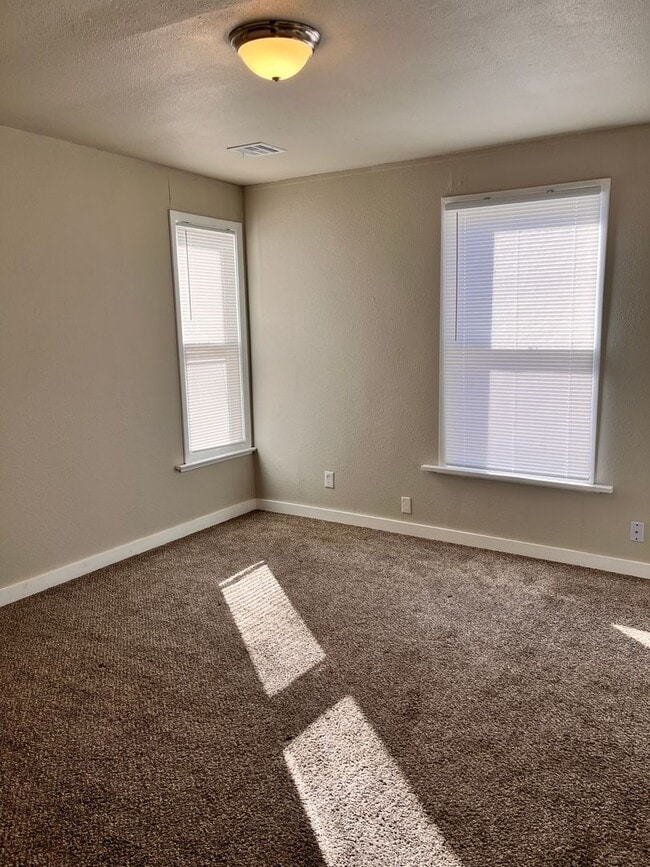 Building Photo - 1123 W Maple Ave