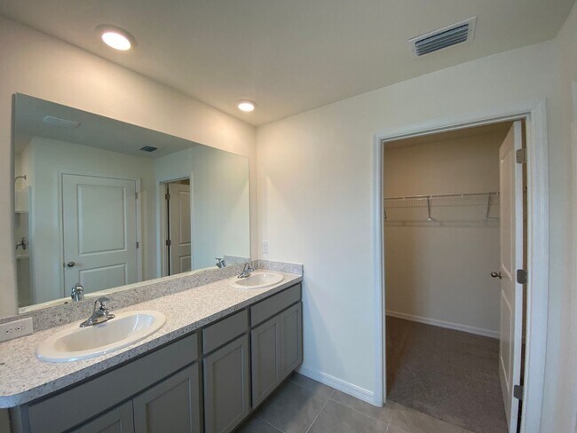 Building Photo - Avalon Woods 4/3/2 ***WON'T LAST***