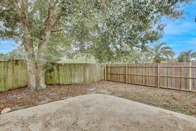 Building Photo - Spacious 4/3 Home with a Fenced Backyard and a 2 Car Garage in Hollowbrook - Winter Springs!
