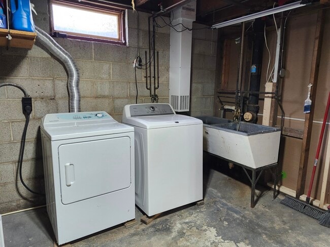 Building Photo - 6618 South Dr