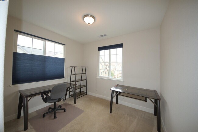 Building Photo - 1067 Green St