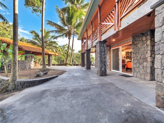 Building Photo - Oceanfront Estate: The Honolii Hale