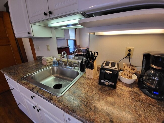 Building Photo - AVAILABLE June - Beautiful 1 Bed 1 Bath - ELECTRIC INCLUDED!