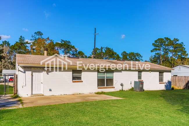 Building Photo - 229 Evergreen Ln