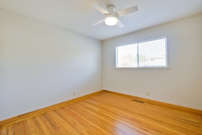 Building Photo - Hardwood Floors- Top Moreland SCH- SM Dogs Welcome- Close to Apple