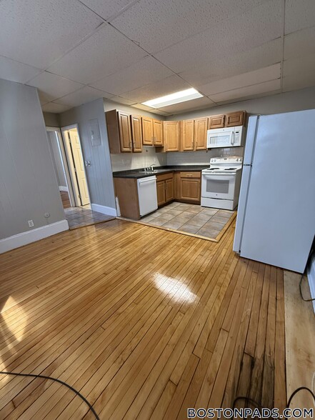 Building Photo - 437 Cambridge St