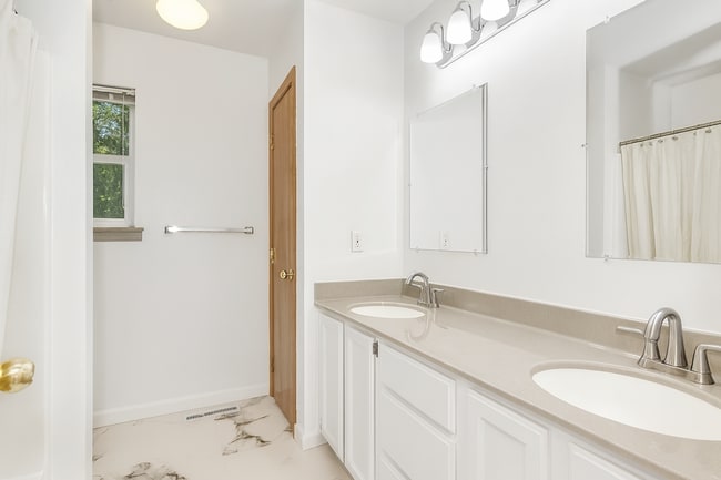 Building Photo - 3 bedroom home in Convenient Silverdale Location!