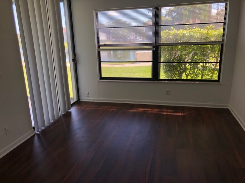 Building Photo - 203 Lake Pointe Dr