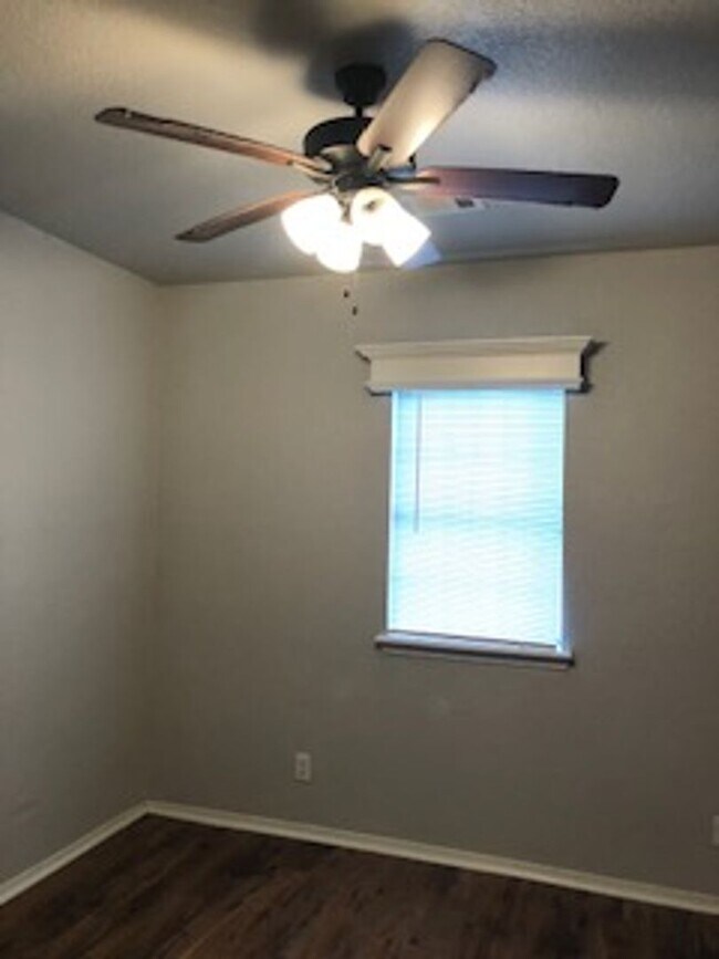 Building Photo - Two Bedroom / One Bath Home