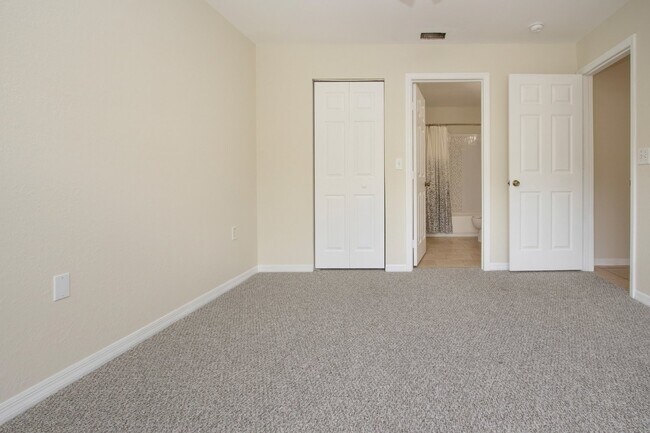Building Photo - 2 Bedroom Condo W/ Garage in Lakewood Ranch
