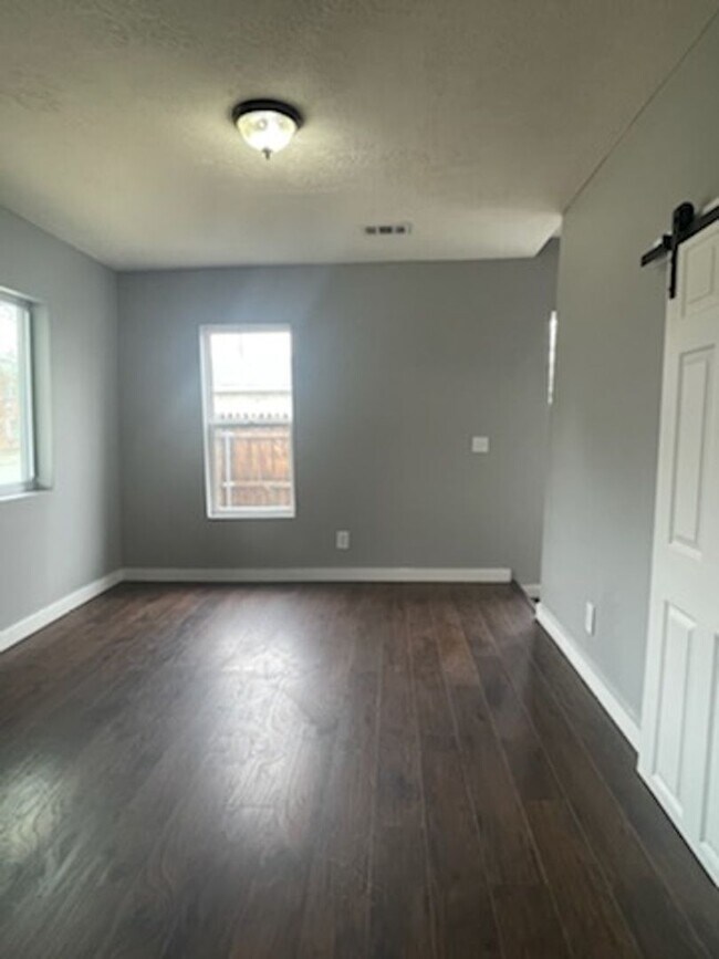 Building Photo - Beautifully Updated 3BR Two-Story Home w/ Fenced Yard & Off-Street Parking