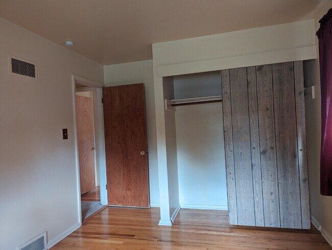 Building Photo - Super location in Martin Acres Neighborhood!