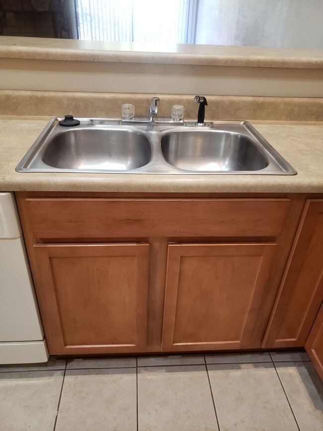 Building Photo - 2 bed / 2 bath - 2 car attached garage