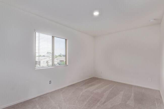 Building Photo - Stunning 2-Story with Modern Living in Flo...