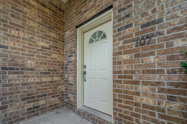 Building Photo - 2865 Westhollow Dr