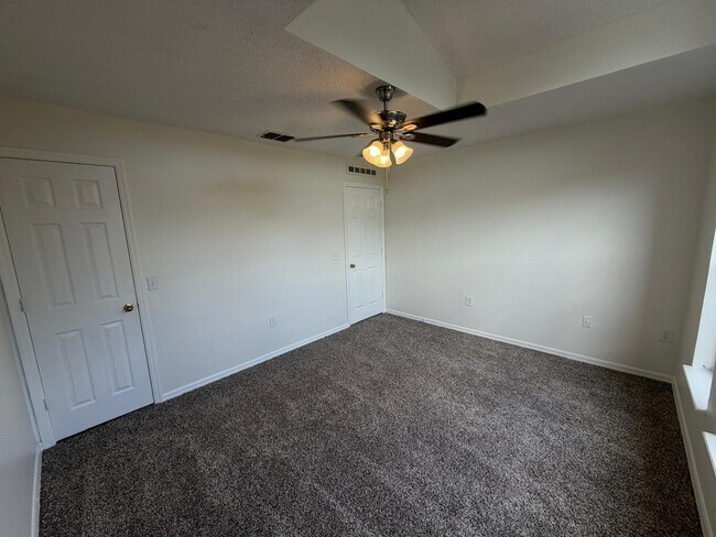 Building Photo - 3015 Elbib Dr