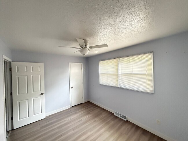 Building Photo - 432 Amherst Dr
