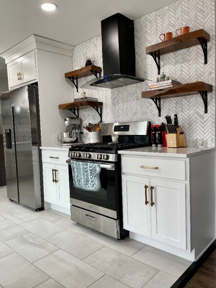 Building Photo - 4240 Aurora Ave