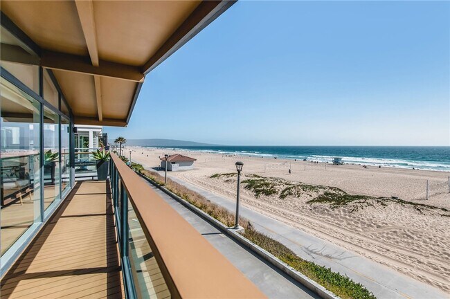 Building Photo - 816 The Strand