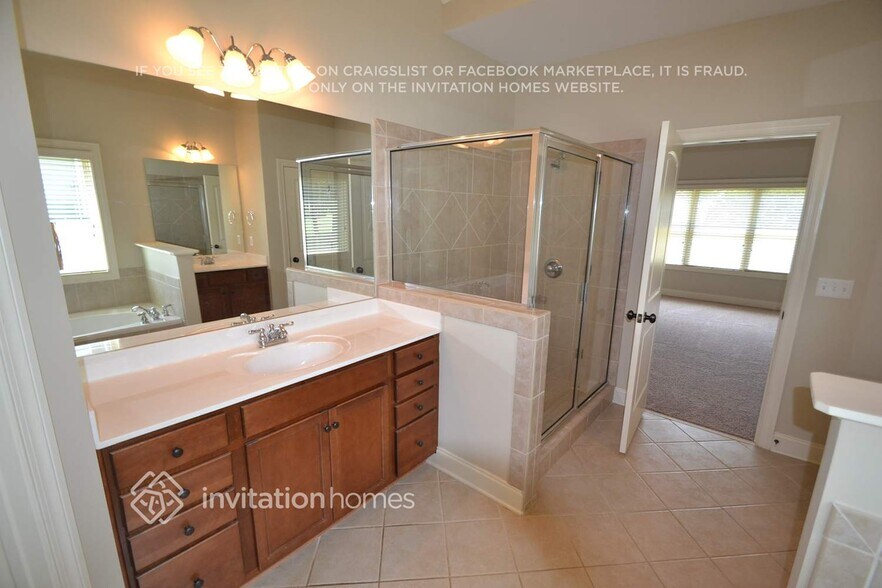 Building Photo - 427 Sweetwater Bridge Cir