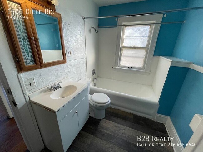 Building Photo - Beautiful and Newly Renovated Single Famil...