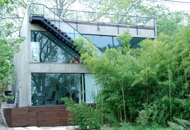 Building Photo - 2105 Riverview St