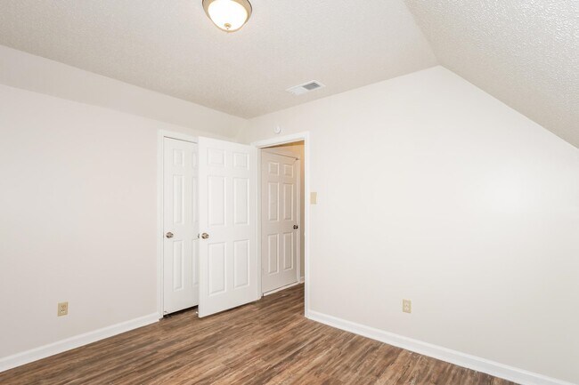 Building Photo - 5530 Oak Branch Cir N