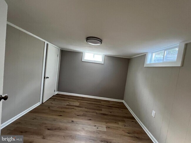 Building Photo - 346 W 11th St