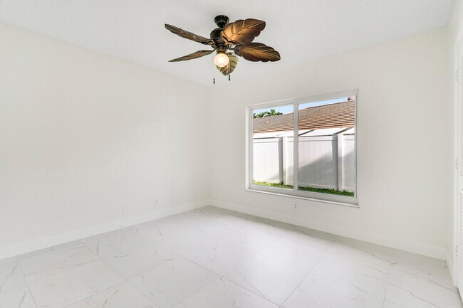 Building Photo - 100 SW 15th Ct