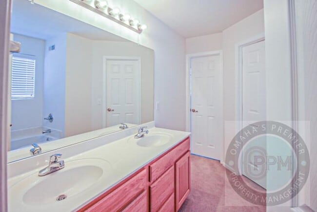 Building Photo - Beautiful and Spacious 4 Bedroom 2.5 Bathr...