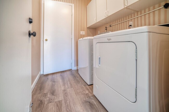 Building Photo - HENDERSON, GATED COMMUNITY, IMMACULATE ONE...