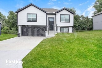 Building Photo - 5015 N Belmont Ave