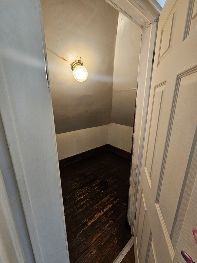 Building Photo - 132 Simpson St