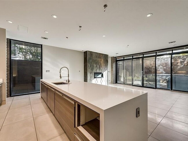 Building Photo - "Luxurious 3-Bed Oasis with 5 Full Baths in Prime Dallas Location - 4,666 Sq Ft of Elegance!"