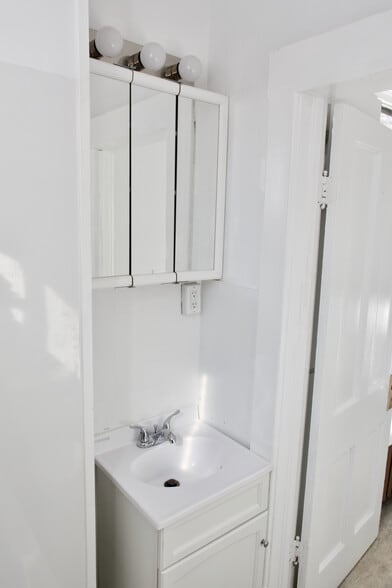Bathroom - 307 W Illinois St