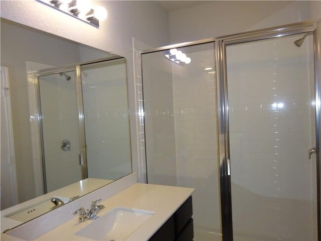 Building Photo - Classic 3 Bedroom 3 Bath Home With Generou...