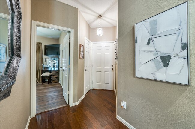 Building Photo - 1375 Kingston Pl