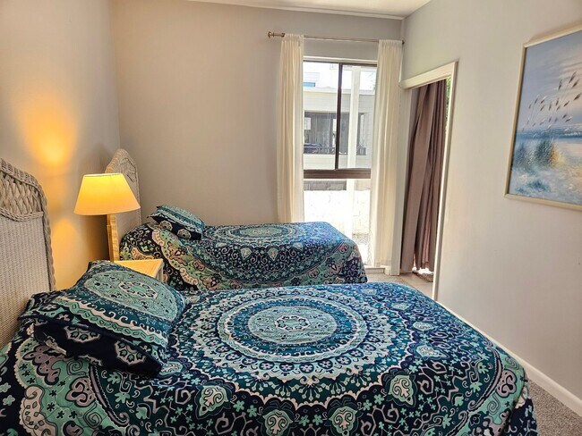 Building Photo - Seasonal Short-term 2 Bedroom 2 Bathroom Condo located on Venice Island with beach access!