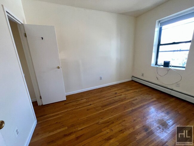 Building Photo - 5BR 1BA Historic Commerical Residential Zo...