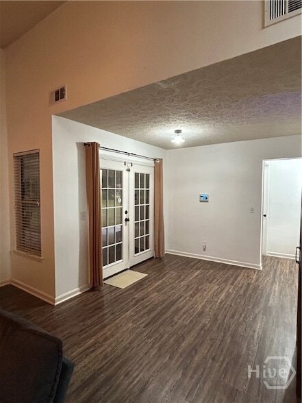 Building Photo - 109 Live Oak Cir