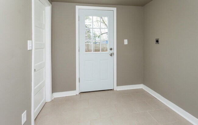 Building Photo - Cozy 3 Bedroom 1 Bathroom- Located near bl...