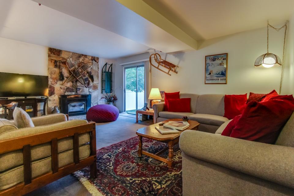 Building Photo - 3298 E Fort Union Blvd