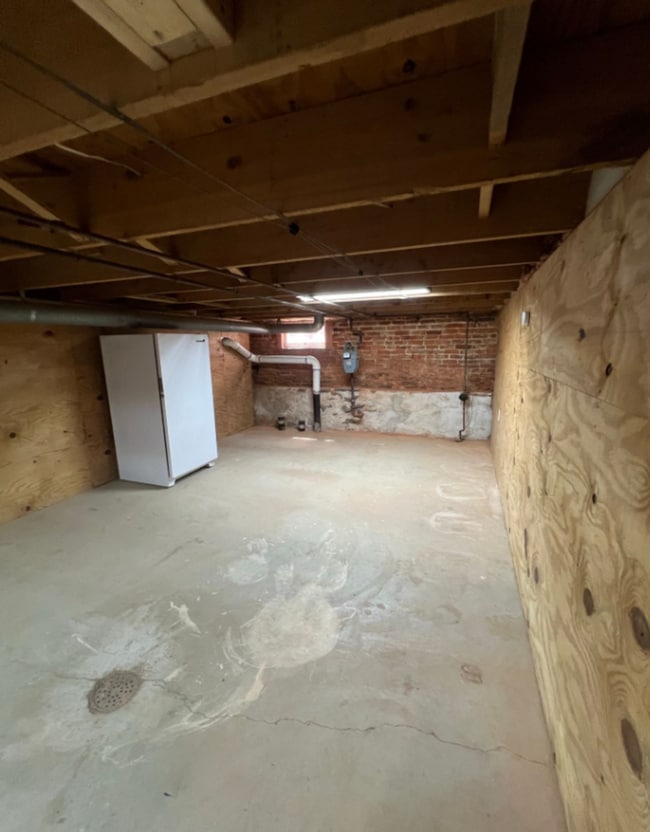 Building Photo - Beautiful 4 Bedroom, 1 Bath Home with Off-Street Parking!!