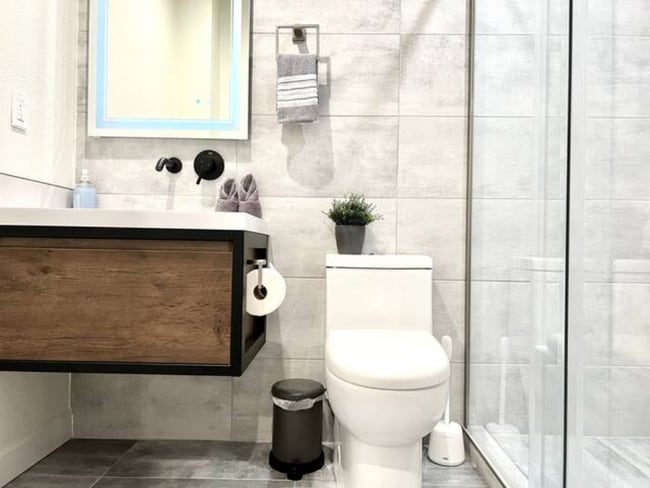 Bedroom #2 en-suite bath - 392 N 7th St