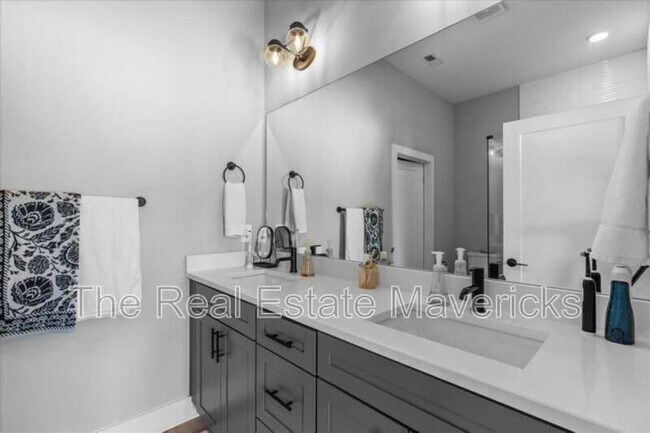 Building Photo - 821 Burnside Pl